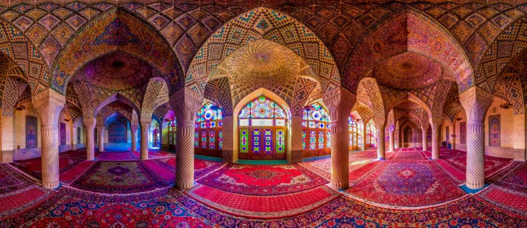بنای ایران و باستان که طراحی آن با آجر سنتی صورت گرفته است.